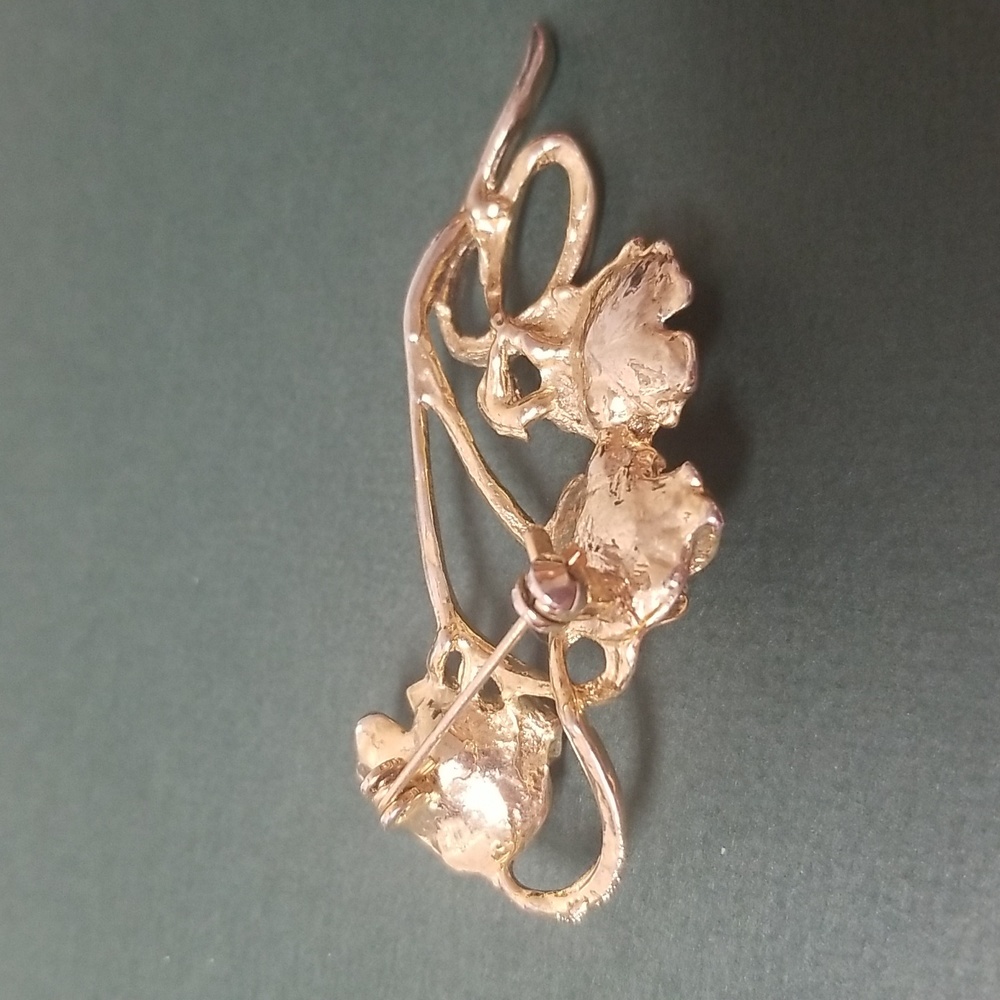 BROOCH, Vintage look but age unknown, 3 Pearls in Petals. 3" Long  EUC - Picture 2 of 4